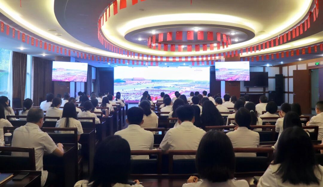 恒峰g22运业组织全员观看纪念中国人民抗日战争暨世界反法西斯战争胜利80周年阅兵仪式