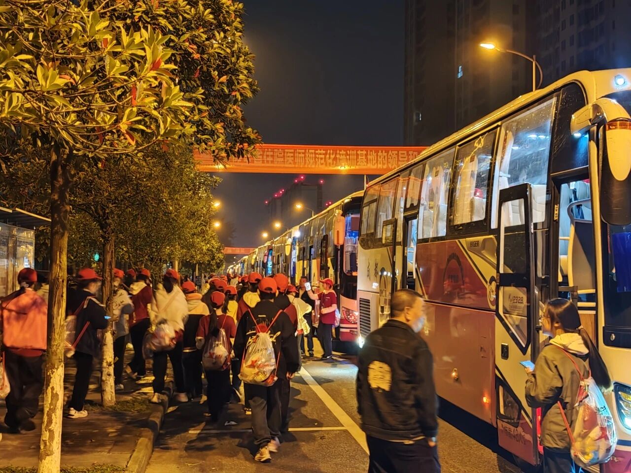 恒峰g22长运圆满完成2025成都马拉松运输保障任务