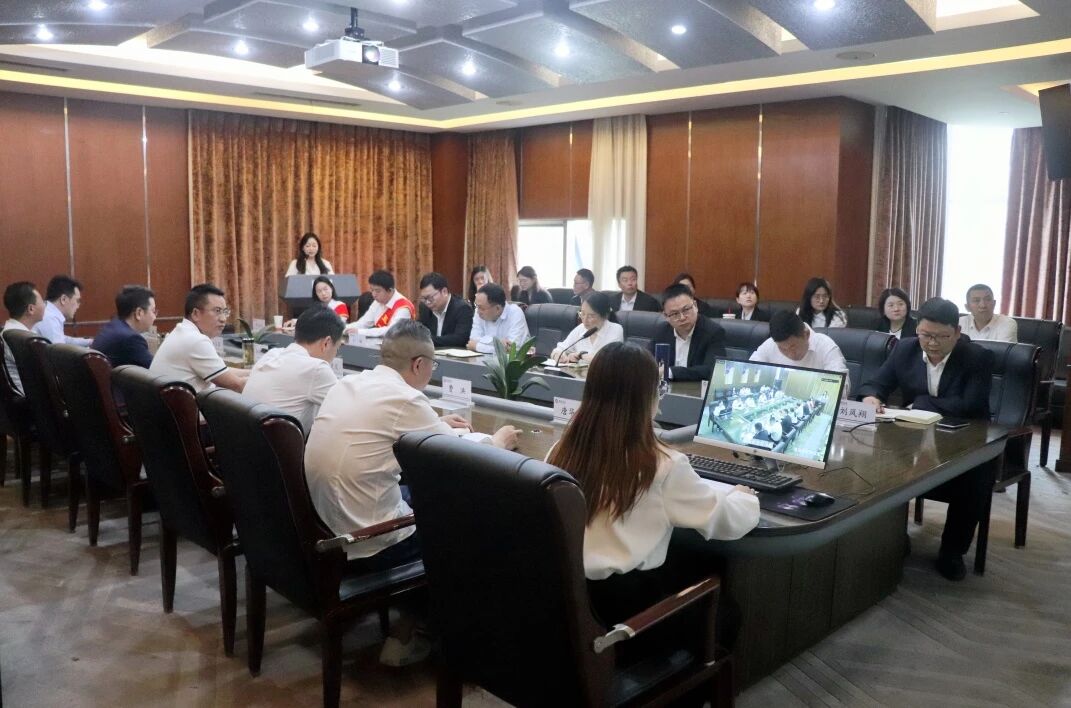 礼赞劳动者，奋斗新征程